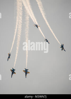 170805-N-ZP 059-599 SEATTLE (Aug. 5, 2017) - der US-Navy Flight Demonstration Squadron, die Blue Angels, fliegen in Formation über den Lake Washington während einer Flugschau während Seattle's 68th jährliche Seafair Flotte Woche. Seafair Fleet Week ist eine jährliche Feier des Meeres Dienstleistungen darin Seemänner, Marinesoldaten und Küstenwache Mitglieder vom Besuch der US-Marine und Küstenwache Schiffe und Schiffe aus Kanada machen die Stadt zu einem Hafen des Anrufs. (U.S. Marine Foto von Mass Communication Specialist 2. Klasse Jakob G. Sisco/Freigegeben) 170805-N-ZP 059-599 von Naval Base Kitsap (NBK) Stockfoto