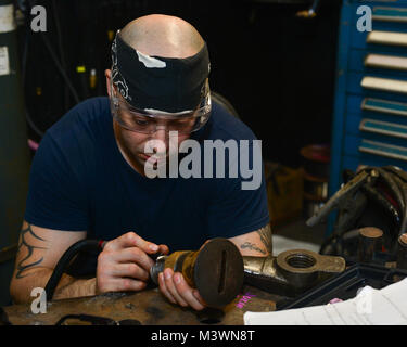 ARABIAN GULF (Aug. 6, 2017) U.S. Navy Maschinen Handwerker 1. Klasse Jeffrey Sorensen, von Houston, behebt die Rillen von einer Schraube an Bord der Flugzeugträger USS Nimitz (CVN 68), Aug 6, 2017, in den Persischen Golf. Der Nimitz ist in den USA der 5. Flotte Bereich der Operationen zur Unterstützung der Operation inhärenten Lösung bereitgestellt. Während in dieser Region, das Schiff und Streik Gruppe leiten Maritime Security Operations Verbündeten und Partnern zu beruhigen, die Freiheit der Schifffahrt zu bewahren und den freien Fluss des Handels halten. (U.S. Marine Foto von Mass Communication Specialist 3. Klasse Ian Kinkead) 170806-N-NI 812-0 Stockfoto