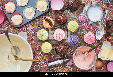 Bunten Cupcakes und Zutaten von oben. Muster Stockfoto