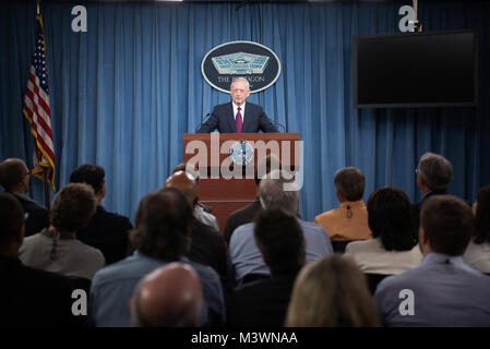 Der Herr Abgeordnete Jim Mattis, Verteidigungsminister spricht mit Mitgliedern des gemeinsamen zivilen Ausrichtung Konferenz 87 (JCOC) in das Pentagon in Arlington, Va 7. August 2017. Die Mission von JCOC ist das Verständnis der Öffentlichkeit für die nationale Verteidigung durch die amerikanische Wirtschaft und die Volksgruppenführer direkt zu beobachten und mit dem US-Militär einrücken zu erhöhen. (Foto von Marine Staff Sgt. Ben Flores, Verteidigung Media Aktivität) FREIGEGEBEN170807-M-HQ 440-075 von DoD News Fotos Stockfoto