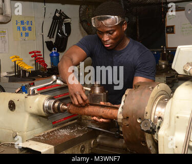 ARABIAN GULF (Aug. 9, 2017) U.S. Navy Maschinen Handwerker 3. Klasse Nicolas Affum, aus der Bronx, N.Y., Maßnahmen ein metallrohr an Bord der Flugzeugträger USS Nimitz (CVN 68), Aug 9, 2017, in den Persischen Golf. Der Nimitz ist in den USA der 5. Flotte Bereich der Operationen zur Unterstützung der Operation inhärenten Lösung bereitgestellt. Während in dieser Region, das Schiff und Streik Gruppe leiten Maritime Security Operations Verbündeten und Partnern zu beruhigen, die Freiheit der Schifffahrt zu bewahren und den freien Fluss des Handels halten. (U.S. Marine Foto von Mass Communication Specialist Seaman Kennishah J. Maddux) 170809-N-UD 618-1 Stockfoto
