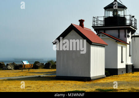 20170811-N-SH 284-218 Puget Sound, Washington (Aug. 11, 2017) USS John C Stennis (CVN 74) Segeln durch den Nebel wie Transite Puget Sound hinter dem Punkt keine Point Lighthouse auf dem Weg zum Pazifischen Ozean. Stennis ist unterwegs für Meer Studien drei Tage vor Plantermin während eines geplanten inkrementelle Verfügbarkeit (PIA) am Puget Sound Naval Shipyard und Intermediate Maintenance Facility. Während die je für einen Flugzeugträger in einer 6-monatigen Verfügbarkeit PIA, das Schiff und die Werft Team erreicht die größte Arbeitspaket. (U.S. Marine Foto von Mass Communication Specialist 2. Klasse Vaughan Dill/Freigegeben) 170811 Stockfoto