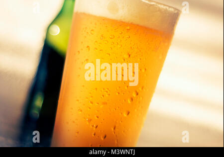 Alternative Abend trinken - ein nicht Alkohol Bier Stockfoto