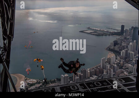 170818-N-RM 689-292 CHICAGO (Aug. 18, 2017) Die US-Marine Fallschirm Team, den Sprung Frösche, führen eine gemeinsame Praxis mit der U.S. Army parachute Team, der goldene Ritter, aus einer C-130 Hercules auf der 103 Luftbrücke Flügel des Connecticut Air National Guard zugeordnet. Der Sprung Frösche und goldene Ritter zusammen auf der 59. jährlichen Chicago Luft und Wasser zeigen vorgeformt. Der Sprung Frösche sind in San Diego und Antenne Fallschirm Demonstrationen um die Nation zur Unterstützung der Naval Special Warfare und Navy recruiting durchführen. (U.S. Marine Foto von Mass Communication Specialist 3. Klasse Kelsey L. Ada Stockfoto
