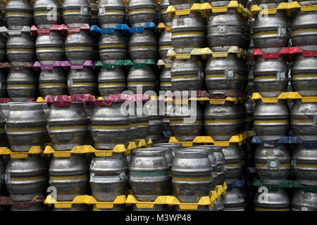 Gestapelte metall Bierfässer an einer lokalen Brauerei Stockfoto