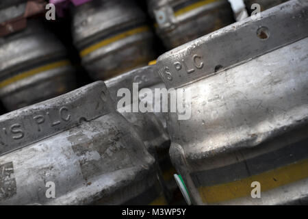 Gestapelte metall Bierfässer an einer lokalen Brauerei Stockfoto