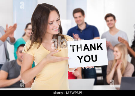 Portrait eines glücklichen Schülerin Holding mit vielen Dank Text Stockfoto