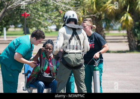 170831-N-Kl 846-197 BEAUMONT, Texas (Aug. 31, 2017) Naval Aircrewman (Hubschrauber) 2. Klasse Rion Johnson, ein Eingeborener von Ponte Vedra Beach, FL, der Drache Wale von Hubschrauber Meer Combat Squadron (HSC) 28, unterstützt mit einem medizinischen Evakuierung während des Hurrikans Harvey Hilfsmaßnahmen zugewiesen. Us-Flotte Kräfte Befehl gesendet Personal und Assets support Northern Command der FEMA Hilfe für Bund, Länder und Kommunen die laufenden Hilfsmaßnahmen in den Wirbelsturm Harvey zu stärken. Hurricane Harvey gebildet, in den Golf von Mexiko und machten Landfall im Südosten von Texas, die Reco Stockfoto