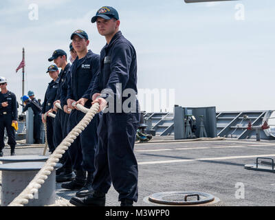 170901-N-VR 594-0009 ABU DHABI, vereinigte Arabische Emirate (Sept. 1, 2017) Segler griff Leitung wie die ticonderoga-Klasse geführte-missile Cruiser USS Princeton (CG59) bereitet Abu Dhabi, Vereinigte Arabische Emirate, nach einem geplanten Hafen besuchen fahren. Princeton ist in den USA der 5. Flotte Bereich für Maßnahmen zur Erhöhung der Sicherheit des Seeverkehrs auf die Verbündeten und Partnern zu beruhigen bereitgestellt, und der Freiheit der Schiffahrt und des freien Handels in der Region erhalten. (U.S. Marine Foto von Mass Communication Specialist 3. Klasse Kelsey J. Hockenberger/Freigegeben) 170901-N-VR 594-0009 von Naval Base K Stockfoto