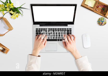 Ansicht der Kaufmann Hand mit Laptop mit leerer Bildschirm im Büro Stockfoto