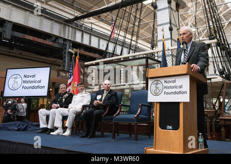 170913-N-LV 331-001 WASHINGTON (Sept. 13, 2017) der Sekretär der Navy (Secnav) Richard V. Spencer liefert Erläuterungen während einer Willkommen an Bord, Empfang durch die Naval Historical Foundation gehostet wird. Die Stiftung begrüßt Spencer als 76Th SECNAV am nationalen Museum der United States Navy im Washington Navy Yard. (U.S. Marine Foto von Mass Communication Specialist 1. Klasse Armando Gonzales/Freigegeben) 170913-N-LV 331-001 durch Foto Kurator Stockfoto