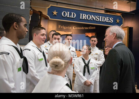 170913-N-LV 331-004 WASHINGTON (Sept. 13, 2017) der Sekretär der Navy (Secnav) Richard V. Spencer spricht mit Segler während einer Willkommen an Bord, Empfang durch die Naval Historical Foundation gehostet wird. Die Stiftung begrüßt Spencer als 76Th SECNAV am nationalen Museum der United States Navy im Washington Navy Yard. (U.S. Marine Foto von Mass Communication Specialist 1. Klasse Armando Gonzales/Freigegeben) 170913-N-LV 331-004 durch Foto Kurator Stockfoto