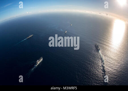 170919-N-MC 499-271 karibische Meer (bis 30. 19, 2017) Der Dry Cargo und Munition ship USNS William McLean (T-AKE 12), den amphibischen Angriff Schiffe USS Kearsarge (LHD3) und USS Wasp (LL 1), Aviation Logistics Container schiff SS Wright (T-AVB-3), und die Amphibischen dock Landung Schiff USS Oak Hill (LSD 51), Transit das Karibische Meer. Kearsarge, Wasp, Oak Hill, McLean, und Wright sind die Unterstützung von Hilfsmaßnahmen in den Wirbelsturm Irma. Das Verteidigungsministerium ist die Unterstützung der Federal Emergency Management Agency, die Leitung der Föderalen Agentur bei der Unterstützung von Hurricane Irma betroffen Stockfoto