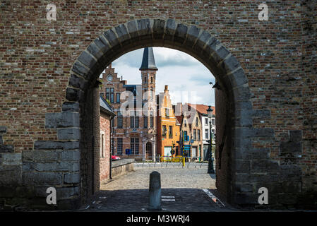 Ezelpoort (Tor der Esel), befestigte Tor auf dem Fluss, in der mittelalterlichen Stadt Brügge, Belgien. Stockfoto