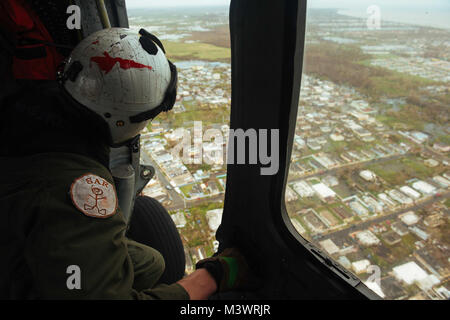 170922-N-BD 107-167 SAN JUAN, Puerto Rico (Sept. 22, 2017) Hospital Corpsman 2. Klasse Gary Haley, zu Hubschrauber Meer Combat Squadron (HSC) 7, dirigiert von Such- und Rettungsaktionen nach dem Hurrikan Maria zugeordnet. Das Verteidigungsministerium ist die Unterstützung der Federal Emergency Management Agency, die federführende Bundesbehörde, dabei helfen, die Betroffenen durch den Hurrikan Maria Leiden zu minimieren und als ein Bestandteil des gesamten-von-Reaktion seitens der Regierung Bemühungen. (U.S. Marine Foto von Mass Communication Specialist 2. Klasse Liam Kennedy/Freigegeben) 170922-N-BD 107-167 durch Foto Kurator Stockfoto