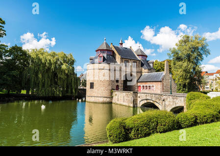 Ezelpoort (Tor der Esel), befestigte Tor auf dem Fluss, in der mittelalterlichen Stadt Brügge, Belgien. Stockfoto