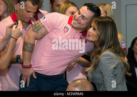 First Lady Melania Trump nimmt ein Bild mit Air Force Staff Sgt. Vincent Cavazos der US-Team im Jahr 2017 Invictus Spiele in Toronto, Kanada, Sept. 23, 2017. (DoD Foto von EJ Hersom) 170923 - D-DB 155-024 von DoD News Fotos Stockfoto