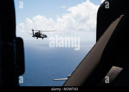 Ein U.S. Army UH-60 Black Hawk Helikopter mit Joint Task Force - Leeward Inseln über dem karibischen Meer fliegt, wie es in Richtung Hafen von Roseau, Dominica Köpfe, Wasser, Menschen durch den Hurrikan Maria, 01.10.2017, betroffen zu liefern. Auf Antrag der US-Agentur für Internationale Entwicklung, JTF-LI bereitgestellt hat, Flugzeuge und Service Mitglieder in der Bereitstellung von Hilfsgütern zu Dominica in der Nachmahd des Hurrikans Maria zu unterstützen. Die Task Force ist in den USA eine militärische Einheit, die aus Marinen, Soldaten, Matrosen und Fliegern und stellt erste Reaktion US Southern Command zu den Hurrikanen, Stockfoto