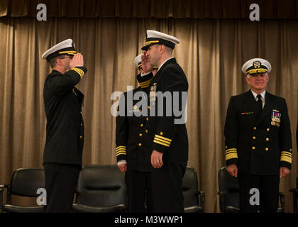 BANGOR, Washington (Nov. 17, 2017) Cmdr. Kenneth Roman, rechts, von Stafford, Virginia, lindert Cmdr. John Hale, von Kingsport, Tennessee, als Kommandierender Offizier während eines Befehls Zeremonie für die Blaue Mannschaft der Ohio-Klasse von ballistischen Raketen-U-Boot USS Kentucky (SSBN 737). Kentucky ist einer von acht Ohio - Klasse Trident ballistischen Raketen-U-Boote stationiert am Marinestützpunkt Kitsap-Bangor Die survivable Bein der strategischen Abschreckung Kräfte der Nation. (U.S. Marine Foto von Mass Communication Specialist 1. Klasse Amanda R. Grau/Freigegeben) 1711-1717-N-UD 469-190 von Naval Base Kitsap (N Stockfoto