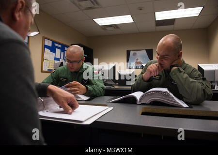 Tim Smith (links), eine Lockheed Martin C-130Kursleiter Lademeister, Schriftsatz polnische Luftwaffe loadmaster Kursteilnehmer über airdrop Verfahren. (U.S. Air Force Foto/Staff Sgt. Russ Scalf) 121026-F-ML 224-308 durch AirmanMagazine Stockfoto