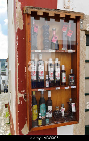 Portugiesische Kirsche alkoholische Getränke zum Verkauf in Obidos, Portugal Stockfoto