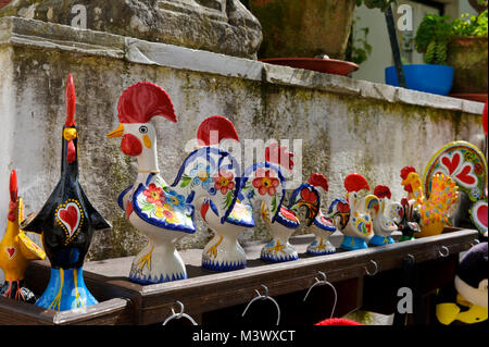 Portugiesische symbolische Hahn Ornamente auf Verkauf in Obidos, Portugal Stockfoto