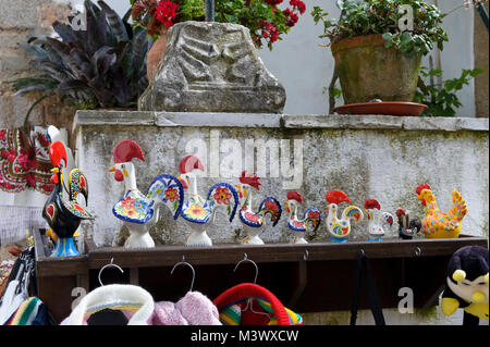 Portugiesische symbolische Hahn Verzierungen auf den Verkauf in der kleinen Ortschaft Obidos, Portugal Stockfoto