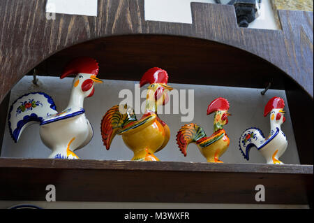 Portugiesische symbolische Hahn Verzierungen auf den Verkauf in der kleinen Ortschaft Obidos, Portugal Stockfoto