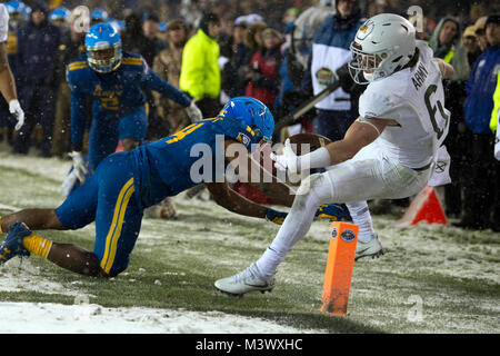 Armee zurück laufen John Trainor, an der ein Yard Linie auf der abschließenden zählenden Antrieb der 118 Army-Navy Spiel in Philadelphia gestoppt wird, Dez. 9, 2017. (DoD Foto von EJ Hersom) 171209 - D-DB 155-019 von DoD News Fotos Stockfoto