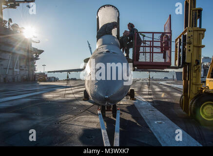 171211-N-YF 227-027 Bremerton, Washington (31. 11, 2017) der Luftfahrt Bootsmann Mate (Handling) 3. Klasse Tarek Thompson, Links, aus Genua, Colorado und der Luftfahrt Bootsmann Mate (Handling) 3. Klasse Marcela Borrego, von Las Vegas aus, legen Sie ein Training dummy Schulung in einem Flugzeug auf dem Flugdeck an Bord der USS John C Stennis (CVN 74). John C Stennis im Hafen die Durchführung von routinemäßigen Schulung wie sie fortfährt, die Vorbereitung für die nächste geplante Bereitstellung. (U.S. Marine Foto von Mass Communication Specialist 3. Klasse William Ford/Freigegeben) 171211-N-YF 227-027 von Naval Base Kitsap (NBK) Stockfoto