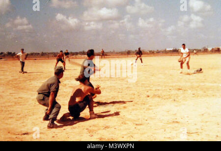 428-GX-K -64813: Quang Tri Combat Base, Republik von Vietnam. Die seabees der U.S. Naval Mobile Konstruktion Bataillon 11 nehmen Sie sich Zeit, um sich von ihrer Bauweise Aufgaben ein Spiel der Baseball zu spielen. Durch BU 2 C.e. fotografiert. Noriega, 25. November 1968. Offizielle U.S. Navy Foto, jetzt in den Sammlungen der National Archives. (2017/12/13). Von einem kleinen Reference Card fotografiert. 428-GX-K -64813 25166519838 o Stockfoto