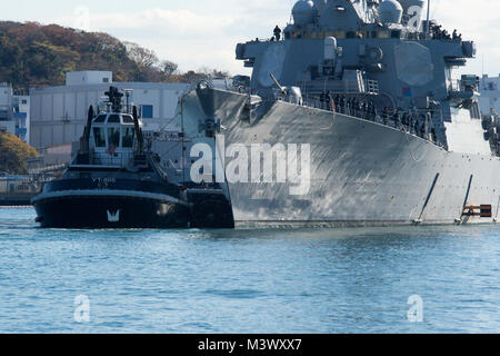 171213-N-ER 318-123 Bucht von Tokio, Japan (31. 13, 2017) Der Arleigh-burke-Klasse geführte Anti-raketen-Zerstörer USS John S. McCain (DDG56) ist zu einem Pier in der Flotte Aktivitäten (FLEACT) Yokosuka geschleppt. John S. McCain Reparaturen am Schiff Reparaturwerkstatt - Japan regionale Maintenance Center in Yokosuka unterzogen werden. (U. S. Navy Foto von Mass Communication Specialist 2. Klasse William McCann/Freigegeben) 171213-N-ER 318-123 24236996467 o Stockfoto