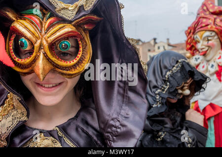 Venedig, Italien - Februar 08: Ein Mann, ein Karneval Kostüm Posen auf Februar 08, in Venedig, Italien 2018. Das Thema, das für die Ausgabe 2018 von Venedig Ca Stockfoto