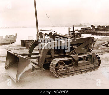 80-G--442225: Naval Amphibious Base, Coronado, Kalifornien, 22. April 1952. Angezeigt: TD 14A (Traktor) mit Drott Hochflußkreisläufe Kompaktlader Hinweis die Schaufel Attachment, ¼ und 1/4 Vorderansicht. Offizielle U.S. Navy Foto, jetzt in den Sammlungen der National Archives. (2018/01/10). 80-G--442225 39617471051 o Stockfoto