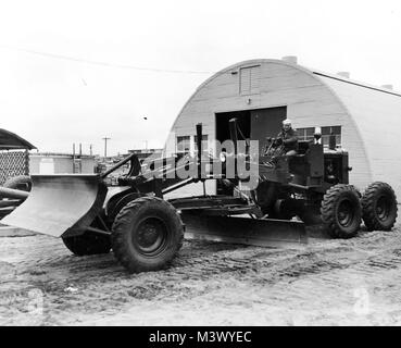 80-G--442227: Naval Amphibious Base, Coronado, Kalifornien, 22. April 1952. Angezeigt: Austin-Western hydraulische Grader. Hinweis ¾ Vorderansicht mit Planierschild Anhang. Offizielle U.S. Navy Foto, jetzt in den Sammlungen der National Archives. (2018/01/10). 80-G--442227 39588011182 o Stockfoto