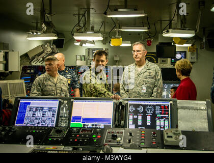 BANGOR, Washington (Jan. 18, 2018) - US-Marine Kapitän John FANCHER (Mitte links), Trident Training Service kommandierenden Offizier, Escorts US Air Force General John Hyten (Mitte rechts), Kommandeur der US Strategic Command (USSTRATCOM); und US Air Force Chief Master Sgt. Patrick McMahon (links), USSTRATCOM älterer Soldat Führer, auf einem Rundgang durch eine simulierte U-Boot in der Schiff-Trainer an der Naval Base Kitsap-Bangor., Washington, Jan 18, 2018. Hyten und McMahon besuchten die Angestellten und die Einrichtungen zu kommandant U-Boot Gruppe 9 zugeordnet die Operationen von einem Bein des nuklearen Triade zu sehen. (U.S. Marine Foto von Stockfoto