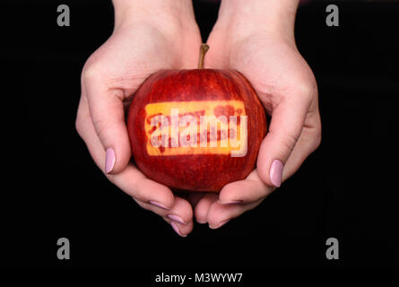 Weibliche Hände mit einem Apple. Happy Valentine. Nahaufnahme Stockfoto