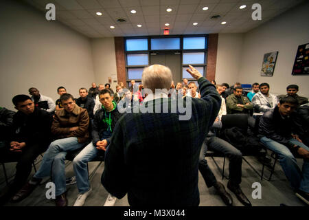 Robert Behr (links) ein Holocaust überlebender, spricht mit multinationalen Studenten während ihres Besuchs des U.S. Holocaust Memorial Museum in Washington, D.C. (U.S. Air Force Foto/Val Gempis) Multinationale011 von AirmanMagazine Stockfoto