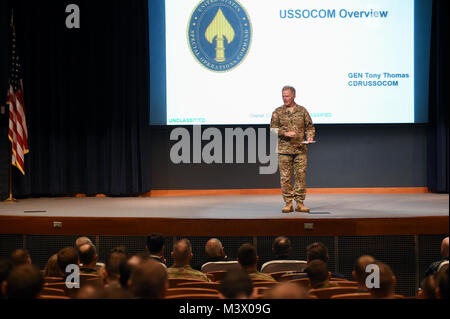 180130-N-RX 668-012 NEWPORT, R.I. (Jan. 30, 2018) US-Armee General Raymond A. Thomas III, Commander, U.S. Special Operations Command (SOCOM), U.S. Naval War College Studenten, Mitarbeiter und Dozenten einen Überblick über die "SOCOM"-Gemeinschaft bei einem Besuch in der Hochschule. (U.S. Marine Foto von Mass Communication Specialist 2. Klasse Jess Lewis/Freigegeben) 180130-N-RX 668-012 von Naval Base Kitsap (NBK) Stockfoto