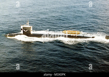 330-CFD-DN-SC -86-00167: Mystic (DSRV-1), 1977. Eine Antenne Anschluss Strahl auf die Nukleargetriebenen Angriffs-U-Boot USS Pintado (SSN-672) unterwegs, während die Durchführung von u-boot Operationen vor der Küste von San Diego, Kalifornien. In der Nähe der Dampf montiert ist das tiefe eintauchen Rettungsfahrzeug Mystic (DSRV-1), die weltweit, Rapid Deployment bei allen Wetterbedingungen, die Fähigkeit für die Rettung der Überlebenden eines Behinderten u-Boot zur Verfügung stellen können. Von PH1 A. Legare, 28. März 1977 fotografiert. Offizielle U.S. Navy Foto, jetzt in den Sammlungen der National Archives. (2018/01/02). 330-CFD-DN-SC -86-00167 2 Stockfoto