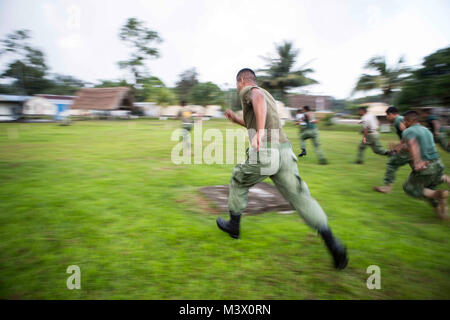 Belize Defence Force Soldaten beteiligen sich an der Bekämpfung der Klimaanlage während eines Marine Corps Martial Arts Training Session von der US-Marine Landung Angriff die nachfolgenden Operationen (LASO) Team am Lager Messe - Wetter, Punta Gorda, Belize, 25. Juni 2014 statt. Die LASO Team ist Teil der südlichen Partnerschaft Station 14, ein Gemischter Übung konzentriert sich auf Experten Austausch mit Partnerstaaten und Sicherheitskräfte sowie der militärischen zur militärischen Engagements und Community Relations Projekte in Mittelamerika. (U.S. Marine Corps Foto von Cpl. Nicholas T. Nohalty, 2D-Kamera/MARDIV bekämpfen Stockfoto