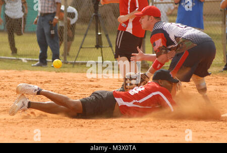 MIAMI (31. 8, 2012) - Mitglied der US Southern Command Softball Team Folien in der dritten Unterseite während einer Ausstellung gegen die verletzten Krieger Amputee Softball Team. Die verwundeten Krieger Team war in Südflorida als Teil einer nationalen Tour Bewusstsein für die Opfer und die Ausfallsicherheit unserer militärischen Männer und Frauen zu erhöhen. Das Spiel war Teil einer Turnier durch die miami-dade Police Department gehostet werden. (Foto von Jose Ruiz, US Southern Command Public Affairs) 121208-A-BS 728-005 durch ussouthcom Stockfoto