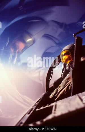 Oberstleutnant George Wagasky der 1 Tactical Fighter Wing scannt den Horizont aus dem Cockpit seiner F-15 D Eagle Flugzeuge während einer Bekämpfung der Patrouille in der Nähe der irakischen Grenze während der Operation Desert Shield. DF-ST -92-05298 durch AirmanMagazine Stockfoto