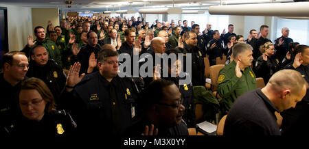 U.S. Marshal Edwin D. Sloane schwört in Zoll und Immigration Officers, als besondere Deputy U.S. Marshals, indem Sie ihnen Strafverfolgungsbehörde im Distrikt von Columbia bei der Eröffnung. Foto von: Shane T. McCoy/US Marshals USMS -01182013 - 101 von US-Marshals Service Stockfoto