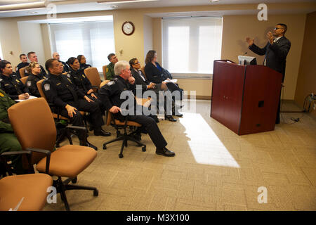 U.S. Marshal Edwin D. Sloane schwört in Zoll und Immigration Officers, als besondere Deputy U.S. Marshals, indem Sie ihnen Strafverfolgungsbehörde im Distrikt von Columbia bei der Eröffnung. Foto von: Shane T. McCoy/US Marshals USMS -01182013 - 095 von US-Marshals Service Stockfoto