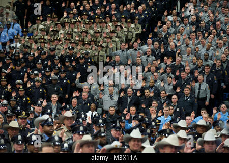 U.S. Marshal Edwin D. Sloane schwört in über 2000 Polizeibeamte aus dem ganzen Land, als besondere Deputy U.S. Marshals, indem Sie ihnen Strafverfolgungsbehörde im Distrikt von Columbia bei der Eröffnung. Foto von: Shane T. McCoy/US Marshals USMS -01202013 - 132 von US-Marshals Service Stockfoto