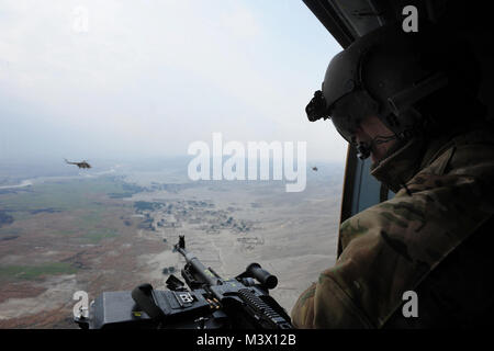 Senior Master Sgt. Todd Peplow, eine Antenne gunner mit der 438Th Air Expeditionary beratenden Squadron, bietet gunner Unterstützung auf einem afghanischen Luftwaffe MI-17 während eines Fluges über Afghanistan. Peplow ist derzeit eingesetzten Beratenden Schulungen für AAF Flugingenieure in Kabul International Airport zur Verfügung zu stellen. (U.S. Air Force Foto vom Kapitän Jamie Humphries) 120105-F-WU 210-121 durch AirmanMagazine Stockfoto