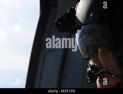 Senior Master Sgt. Todd Peplow, eine Antenne gunner mit der 438Th Air Expeditionary beratenden Squadron, bietet gunner Unterstützung auf einem afghanischen Luftwaffe MI-17 während eines Fluges über Afghanistan. Peplow ist derzeit eingesetzten Beratenden Schulungen für AAF Flugingenieure in Kabul International Airport zur Verfügung zu stellen. (U.S. Air Force Foto: Staff Sgt. Nadine Barclay) 120105-F-WU 210-170 durch AirmanMagazine Stockfoto