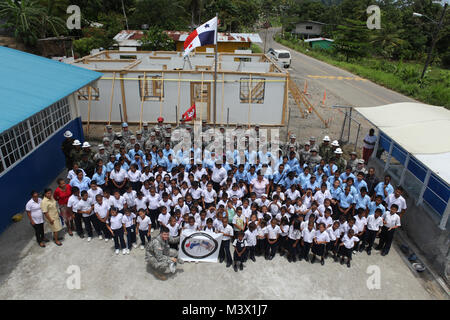 Eine Gruppe von US-Soldaten an die Bekämpfung der 302Nd Engineer Unternehmen und einer Gruppe von kolumbianischen bekämpfen Ingenieure zugeordnet posieren für ein Gruppenfoto mit einer Gruppe von Schulkindern und ihren Lehrern am Achiote Schule, Colon, Panama, 1. Mai 2013. Über den Horizont 2013. Panama ist eine Übung durch US Southern Command in der Zusammenarbeit zwischen den USA und Gastgeber förderte eine starke Arbeitsbeziehung zu fördern, und US-Unterstützung und Engagement für das Land von Panama zu zeigen. (U.S. Armee Foto von Sgt. Austin Berner/Freigegeben) 130501-A-BZ 540-068 durch ussouthcom Stockfoto