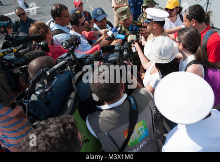 140717-N-AC 979-154 Cartagena, Kolumbien (17. Juli 2014) Commander, die kolumbianischen Streitkräfte, General Juan Pablo Rodríguez Barragán, beantwortet Fragen von Medien während einer Pressekonferenz an Bord der Zukunft amphibisches Schiff USS America (LHA 6). Amerika ist derzeit Reisen durch den US Southern Command und US-Flotte Verantwortungsbereich auf ihrer Jungfernfahrt Transit, "Amerika besucht die Amerika." Amerika ist das erste Schiff seiner Klasse, Austausch der Tarawa - Klasse von amphibischen Angriff Schiffe. Wie die nächste Generation "big-deck" Amphibisches Schiff, ist Amerika für die Luftfahrt optimiert, Stockfoto